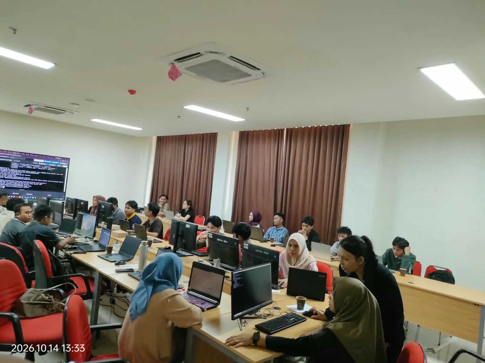 Suasana Praktik Bimtek Web Server UPA TIK Untad Hari Kedua